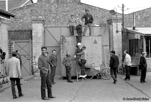 Pic: "Grévistes à l'usine Chausson, Gennevilliers, mai 1968" - © 1968 Jean-Claude Seine - Size: 48k